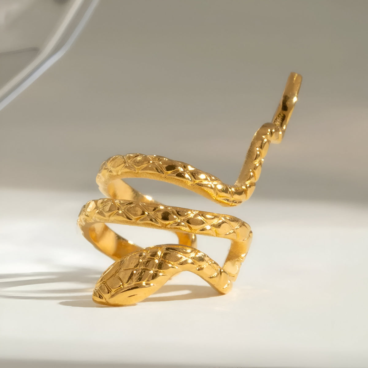Snake earcuff