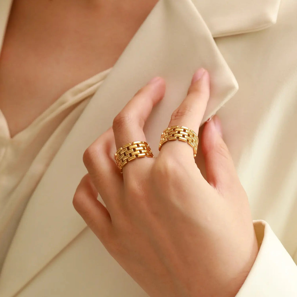 Gold band ring