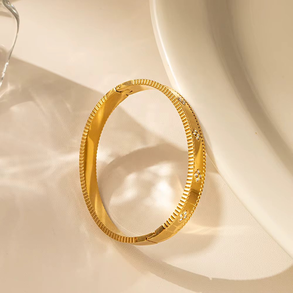 Retro clover bangle