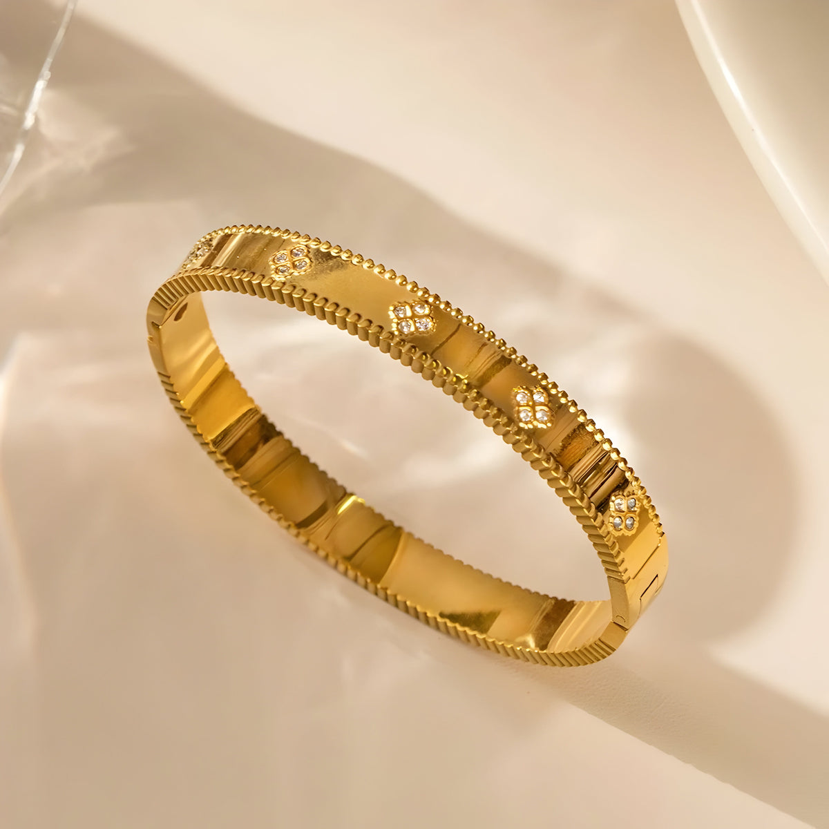 Retro clover bangle