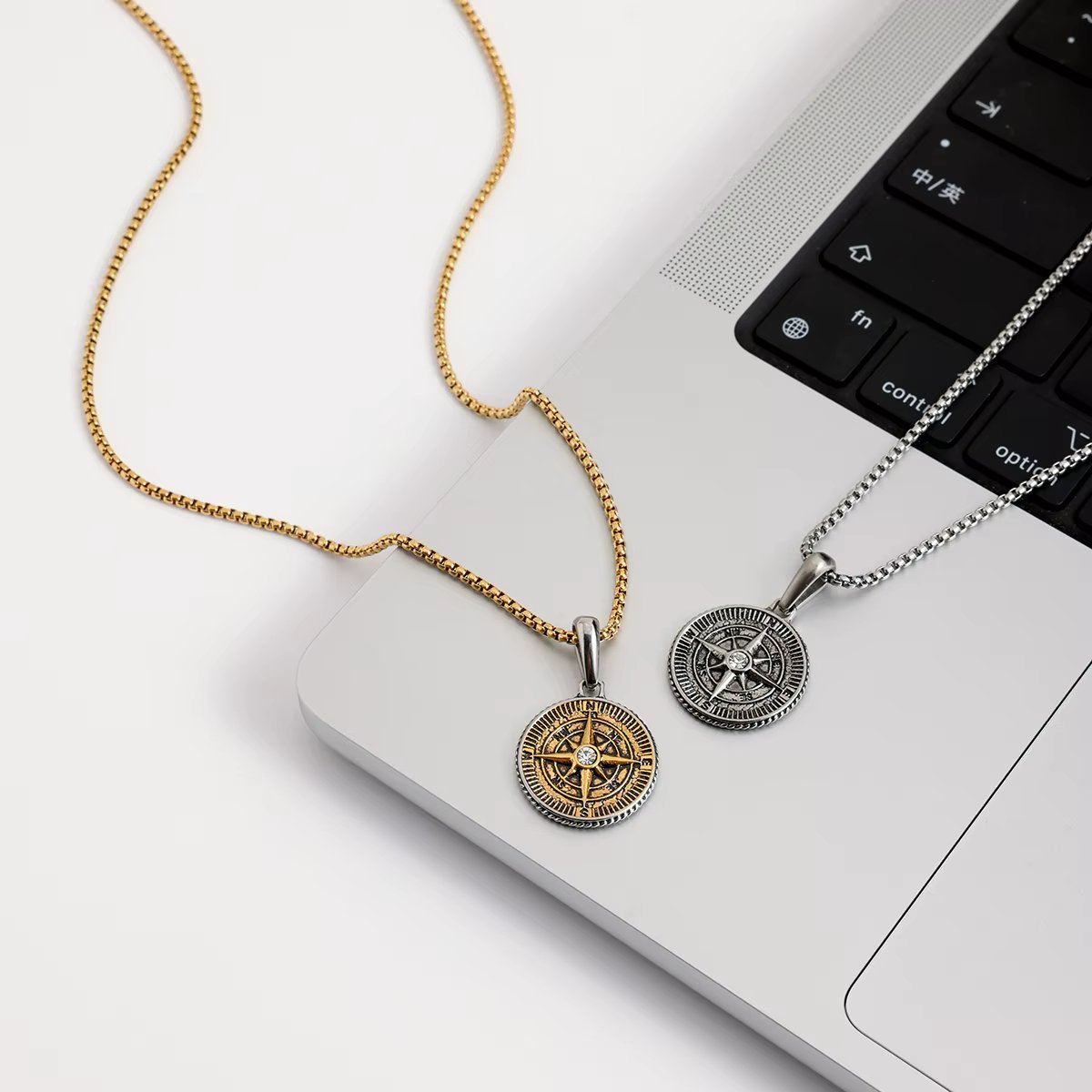 Compass pendant necklace - Gold
