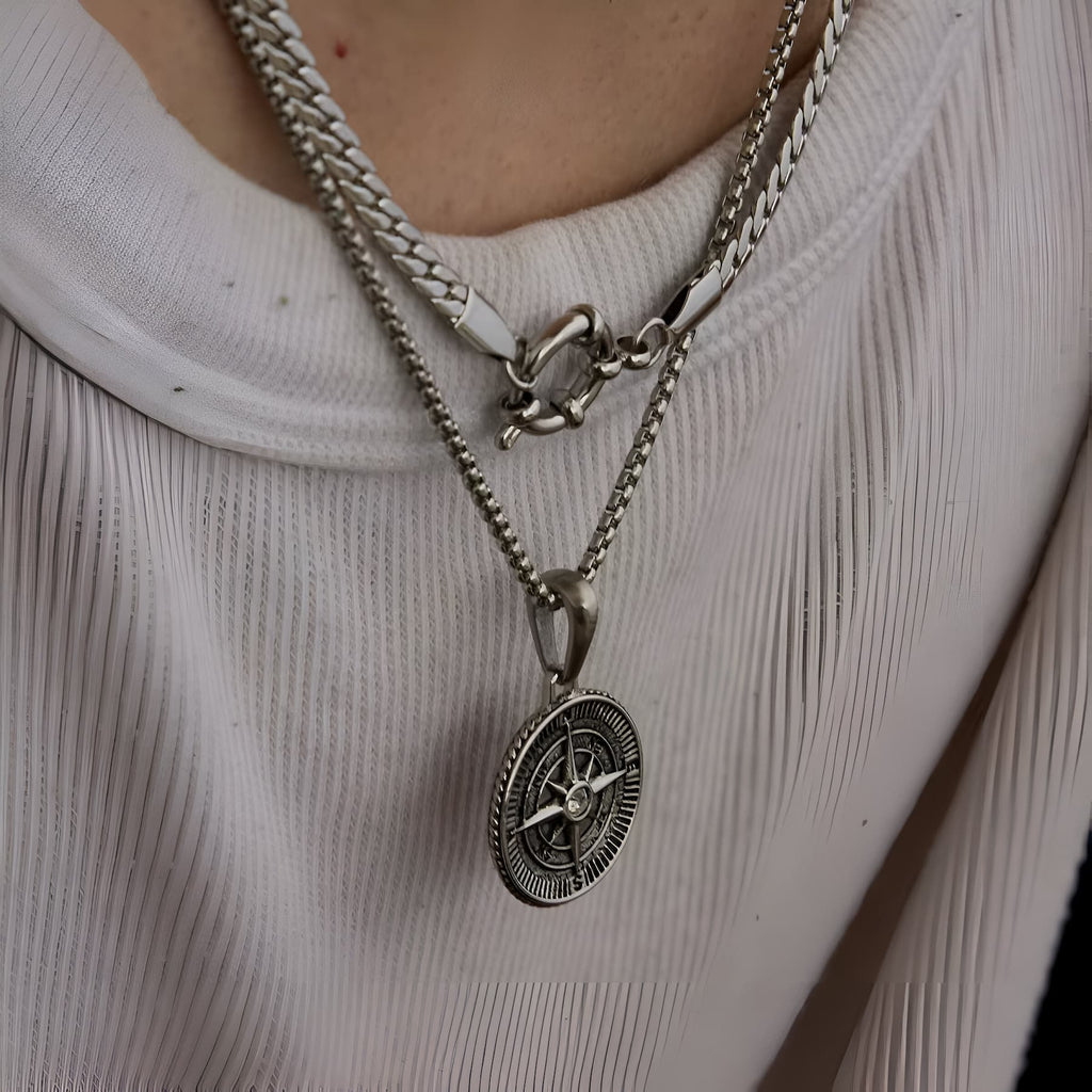 Compass pendant necklace - Silver