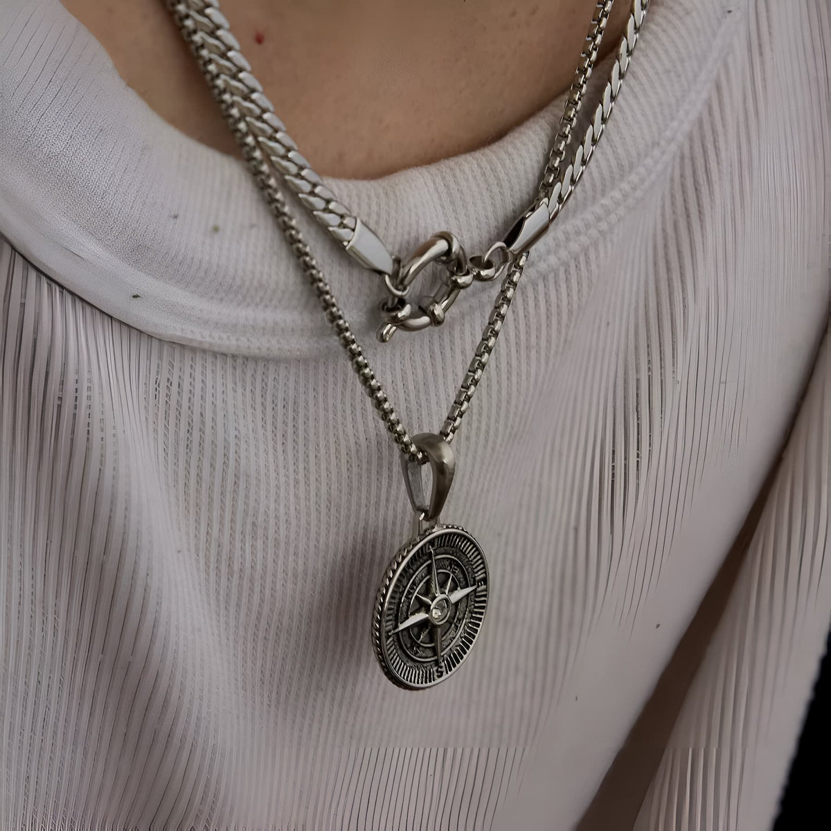 Compass pendant necklace - Silver